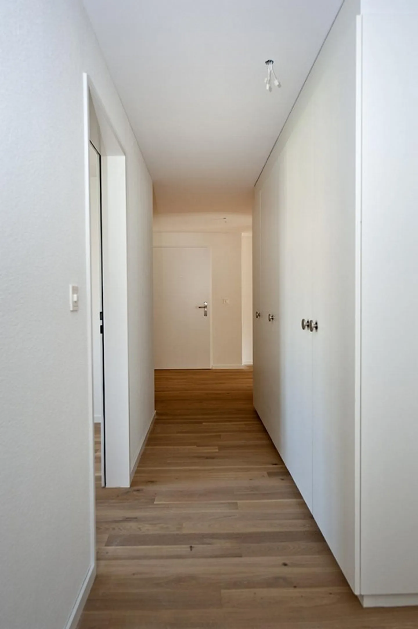 Sentiment de vie sur 125 m2 ! Appartement de 5,5 pièces avec balcon couvert - Photo 5 sur 19