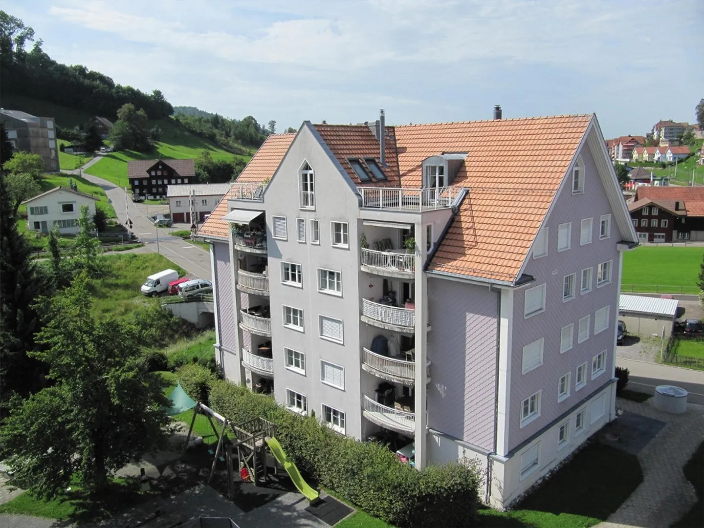 Sentiment de vie sur 125 m2 ! Appartement de 5,5 pièces avec balcon couvert - Photo 17 sur 19