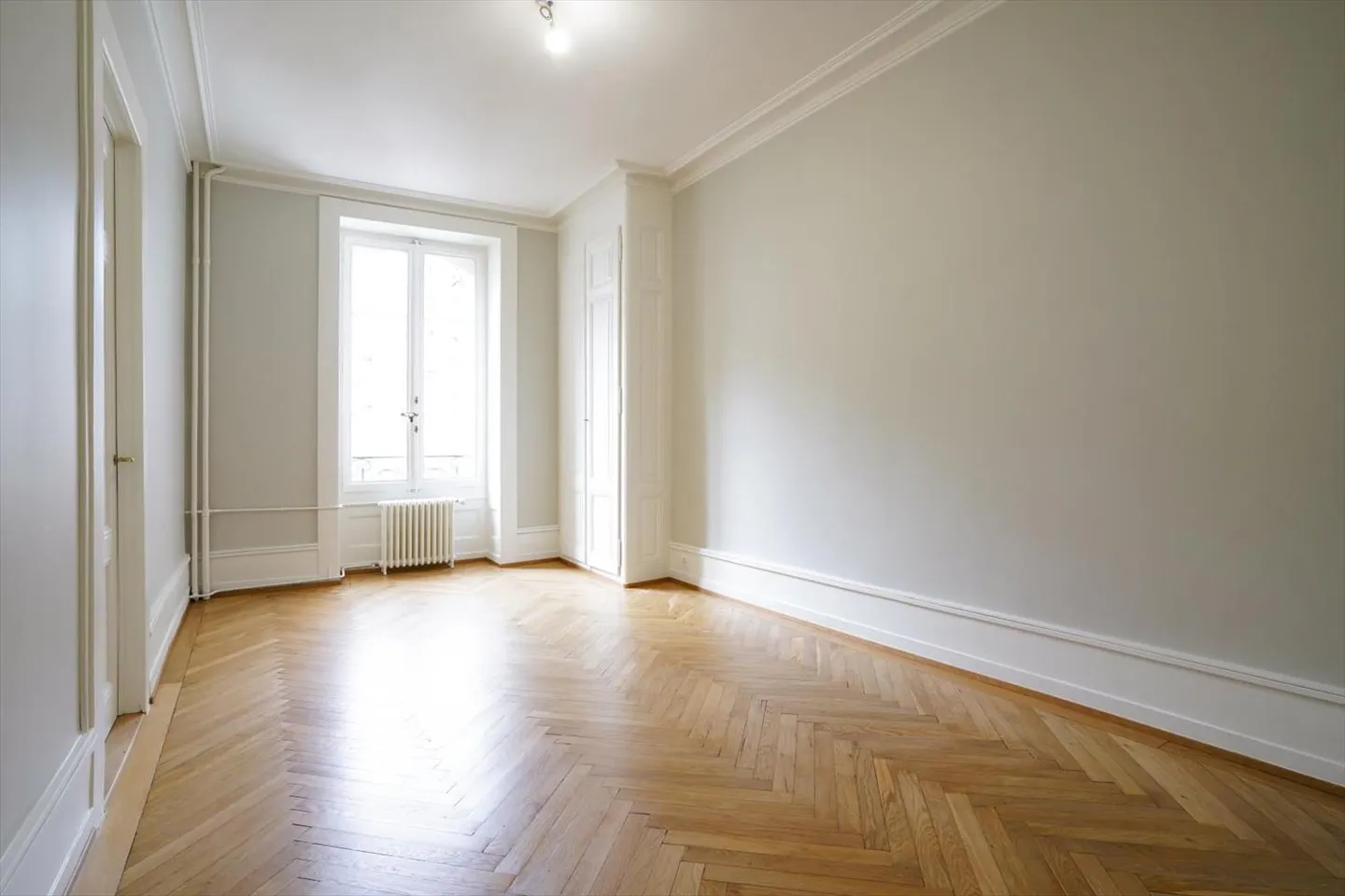 Magnifique appartement de 6 pièces au 2ème étage, rénové, au cœur du quartier des Tranchées et à proximité de toutes les commodités. - Photo 4 sur 8