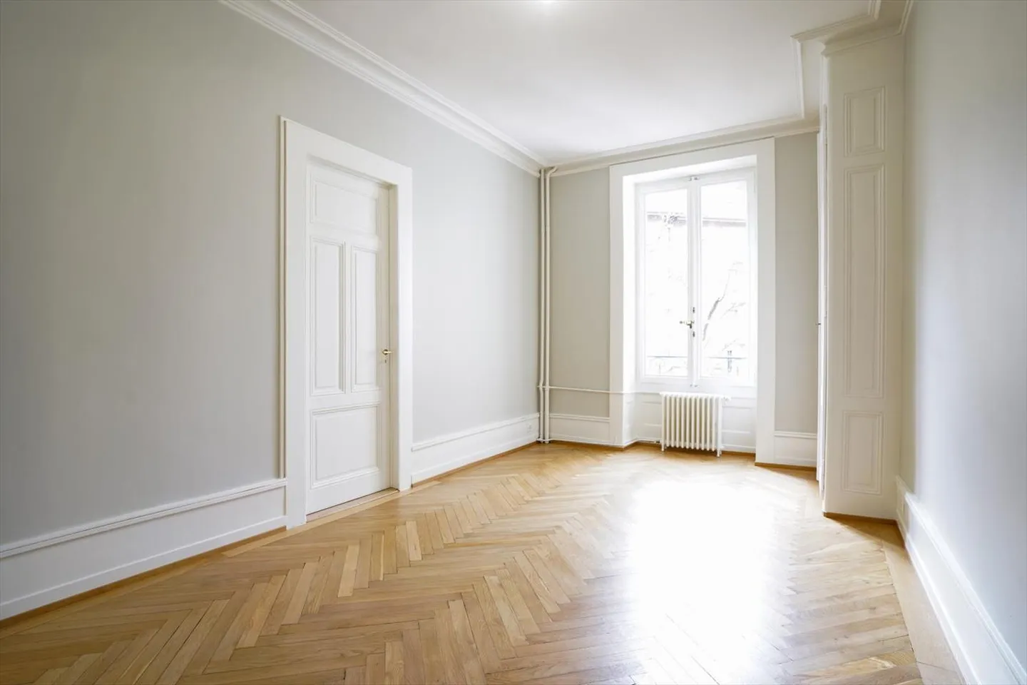 Magnifique appartement de 6 pièces au 2ème étage, rénové, au cœur du quartier des Tranchées et à proximité de toutes les commodités. - Photo 5 sur 8