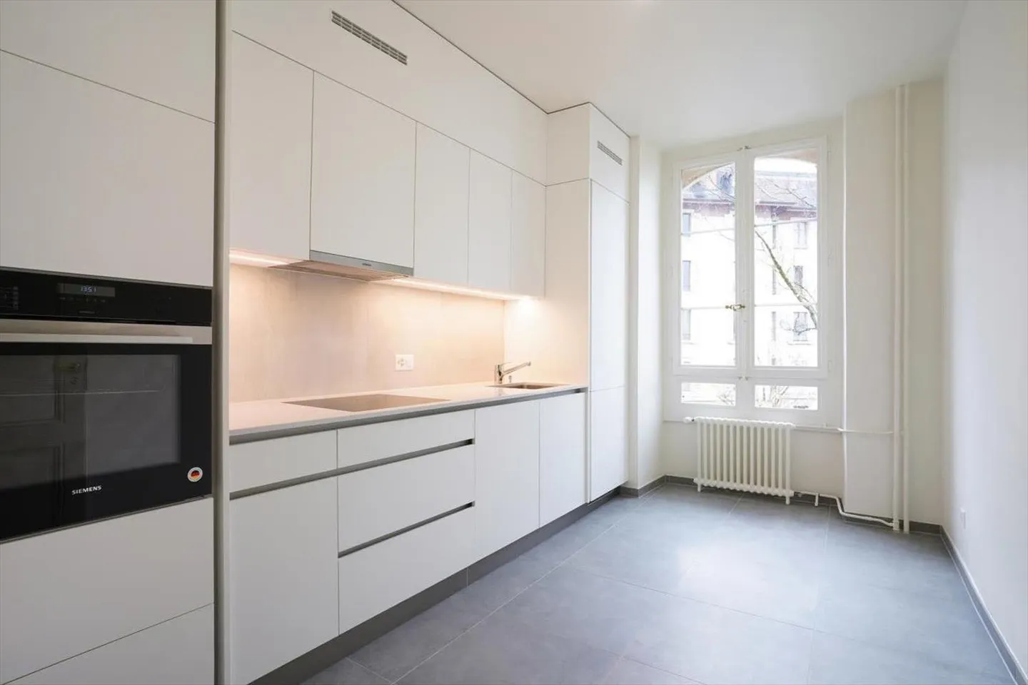 Magnifique appartement de 6 pièces au 2ème étage, rénové, au cœur du quartier des Tranchées et à proximité de toutes les commodités. - Photo 6 sur 8