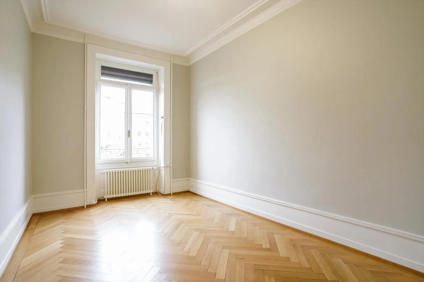 Magnifique appartement de 6 pièces au 2ème étage, rénové, au cœur du quartier des Tranchées et à proximité de toutes les commodités. - Photo 3 sur 8