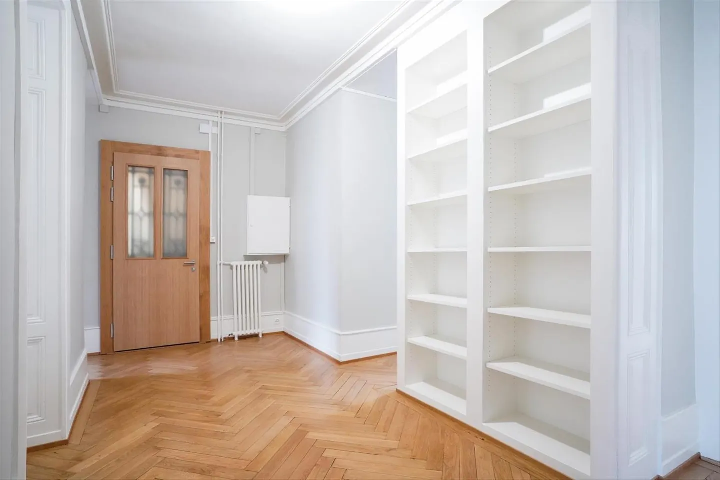 Magnifique appartement de 6 pièces au 2ème étage, rénové, au cœur du quartier des Tranchées et à proximité de toutes les commodités. - Photo 7 sur 8