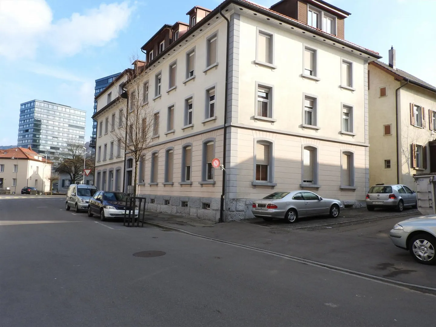 Appartement simple dans un emplacement central - Photo 1 sur 4