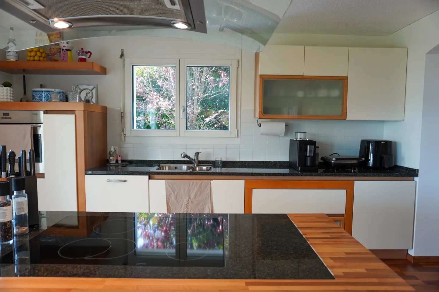 Spacious Family Home with Garden - Photo 3 of 10