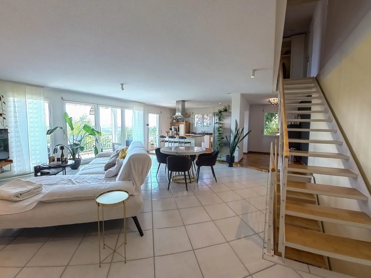 Spacious Family Home with Garden - Photo 6 of 10