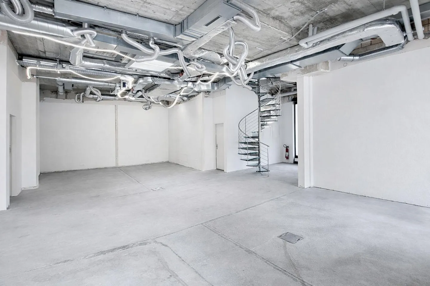 Sales area in immediate proximity to the parking lot - 207 m2! - Photo 8 of 11