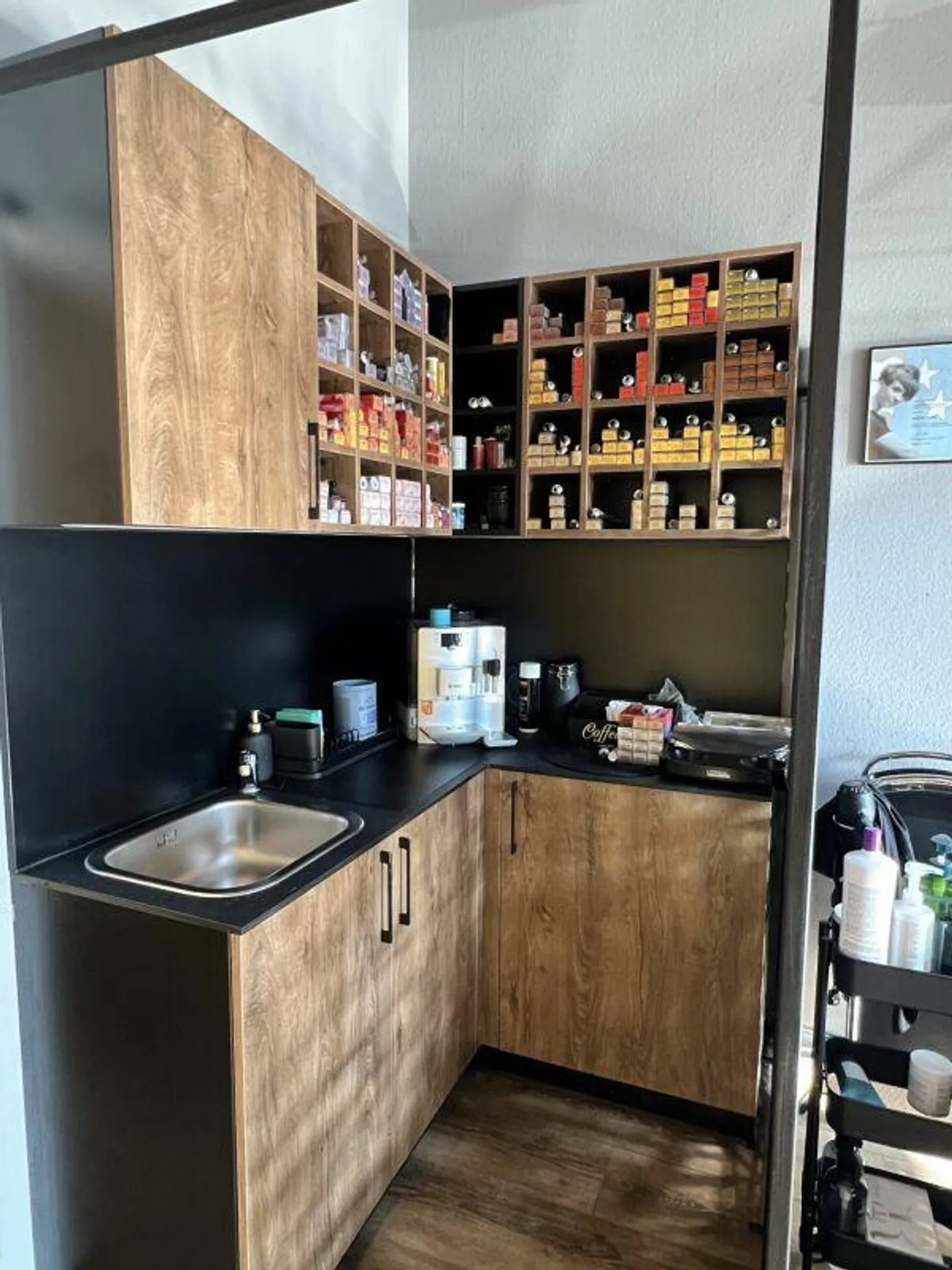 Cercasi nuovo inquilino per un salone di bellezza moderno - inizia ora in ... - Foto 5 di 7