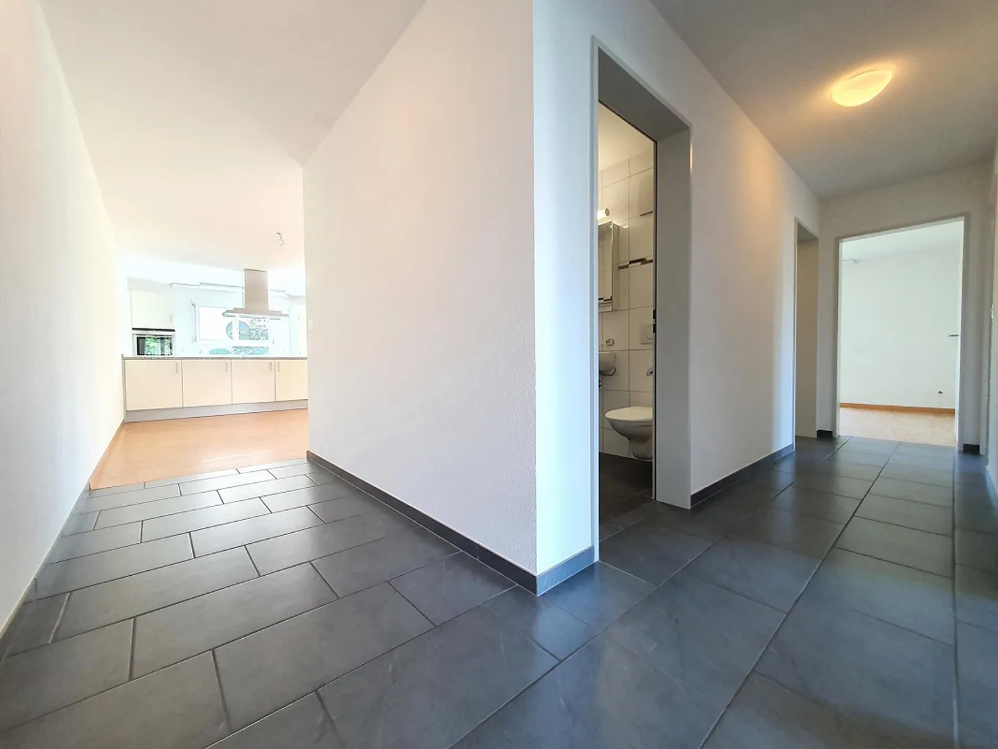 Appartamento soleggiato e tranquillo con balcone coperto - Foto 5 di 10