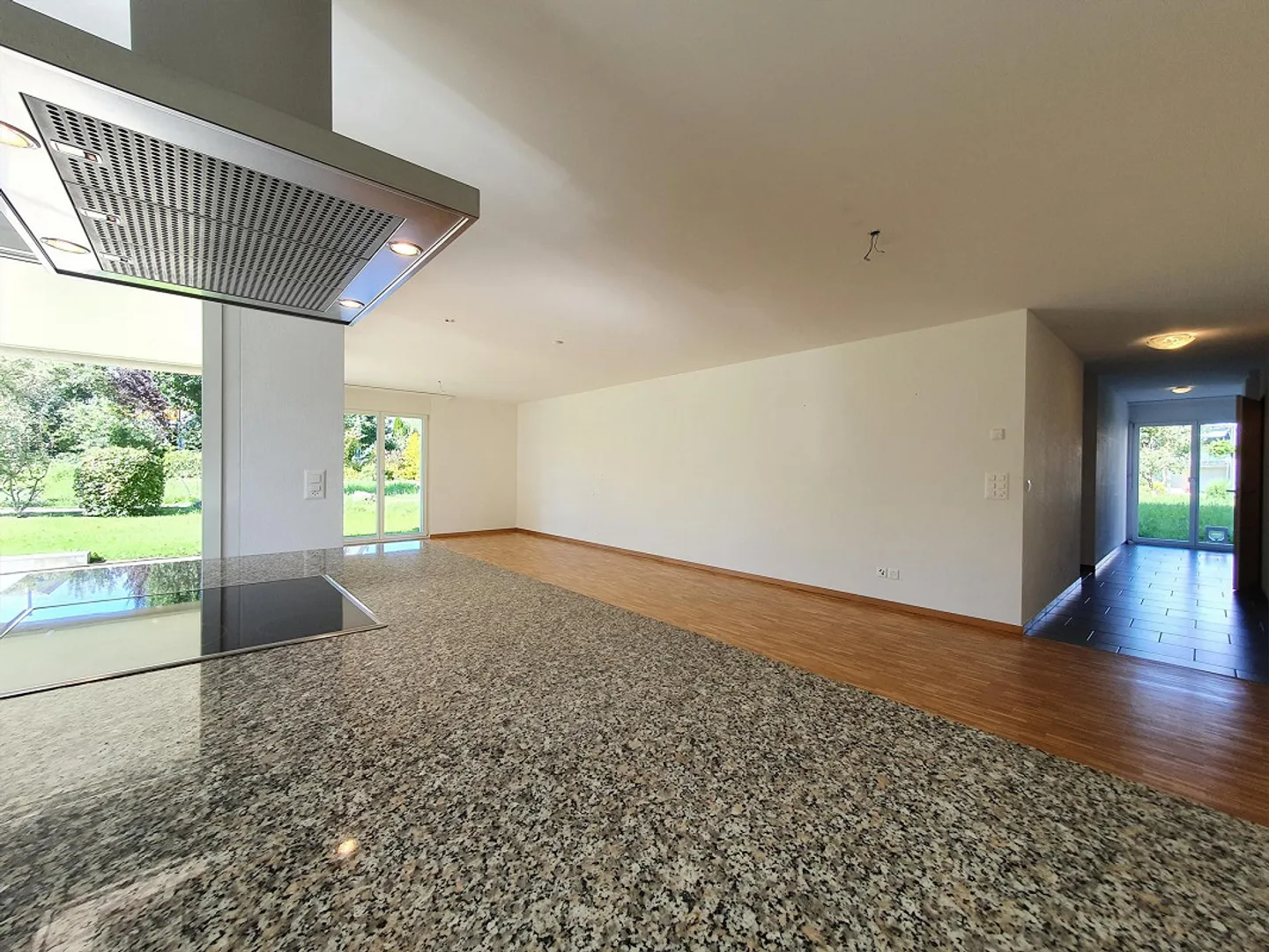 Appartamento soleggiato e tranquillo con balcone coperto - Foto 3 di 10