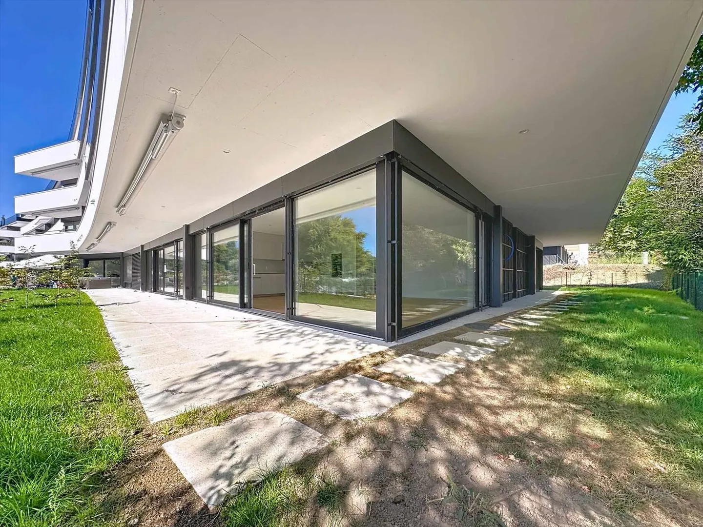 Eccezionale appartamento di 5,5 stanze al piano terra con terrazza e giardino privato - Foto 11 di 13