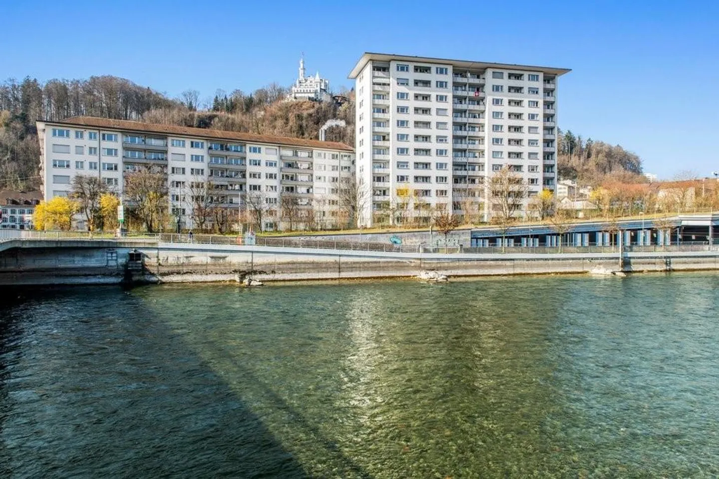 Appartement moderne avec balcon - Photo 1 sur 8