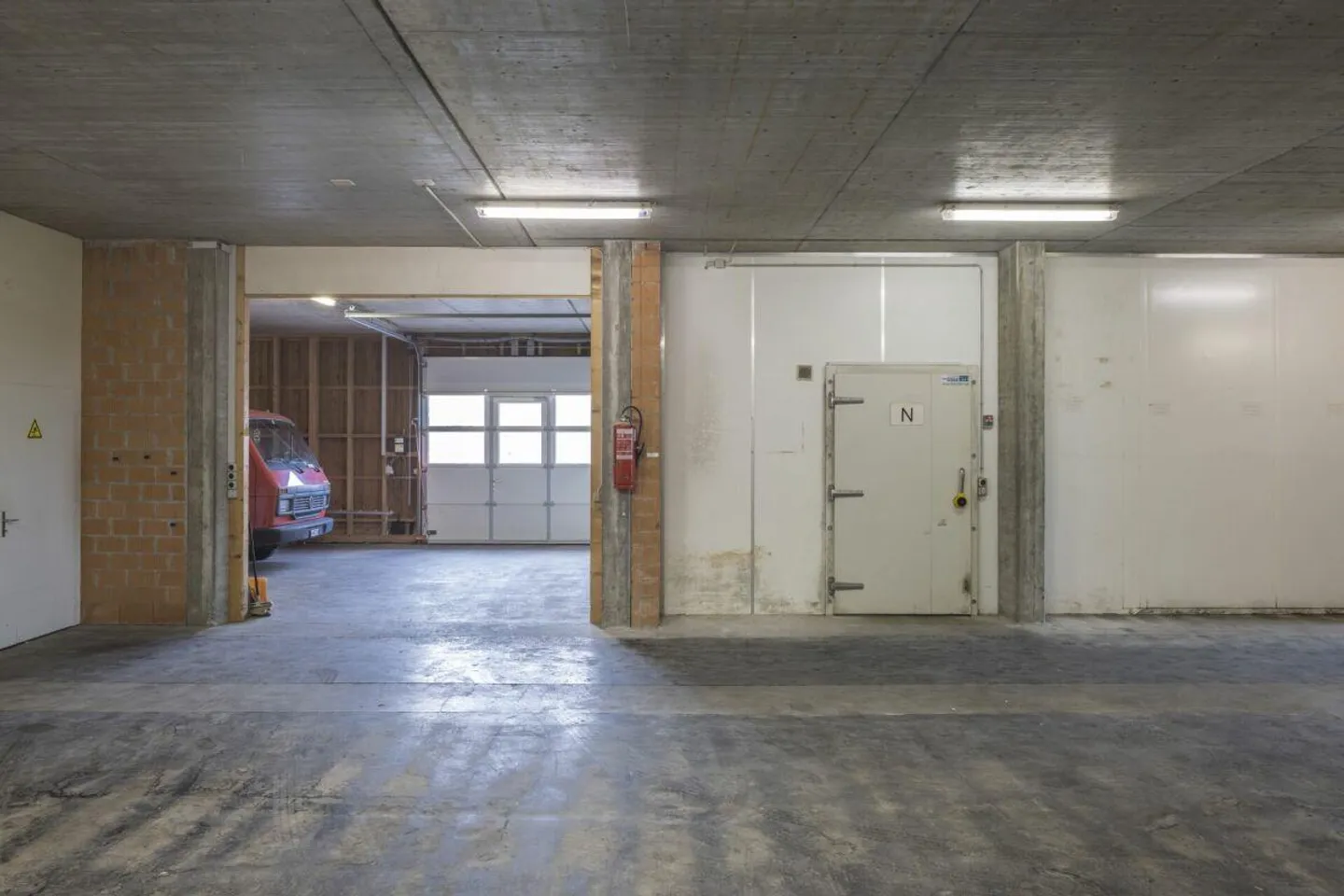 Plenty of space for your project - Commercial property with potential - Photo 4 of 14