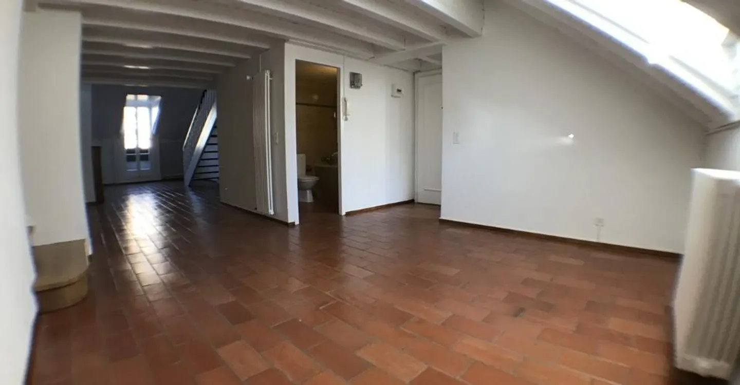 Appartement Attique Rénové - Photo 3 sur 13