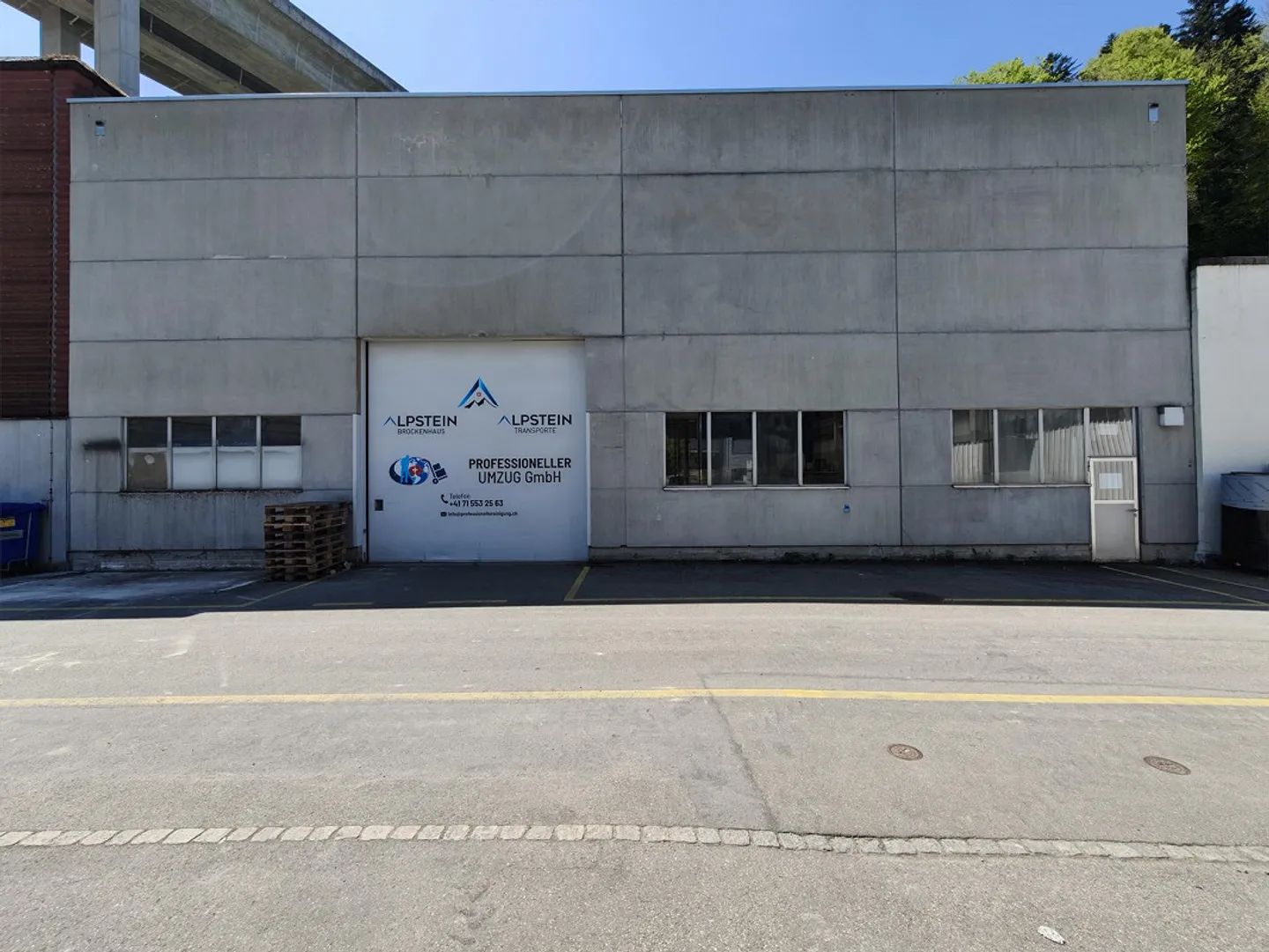 Ampio spazio commerciale con 2 gru in affitto - Foto 3 di 6