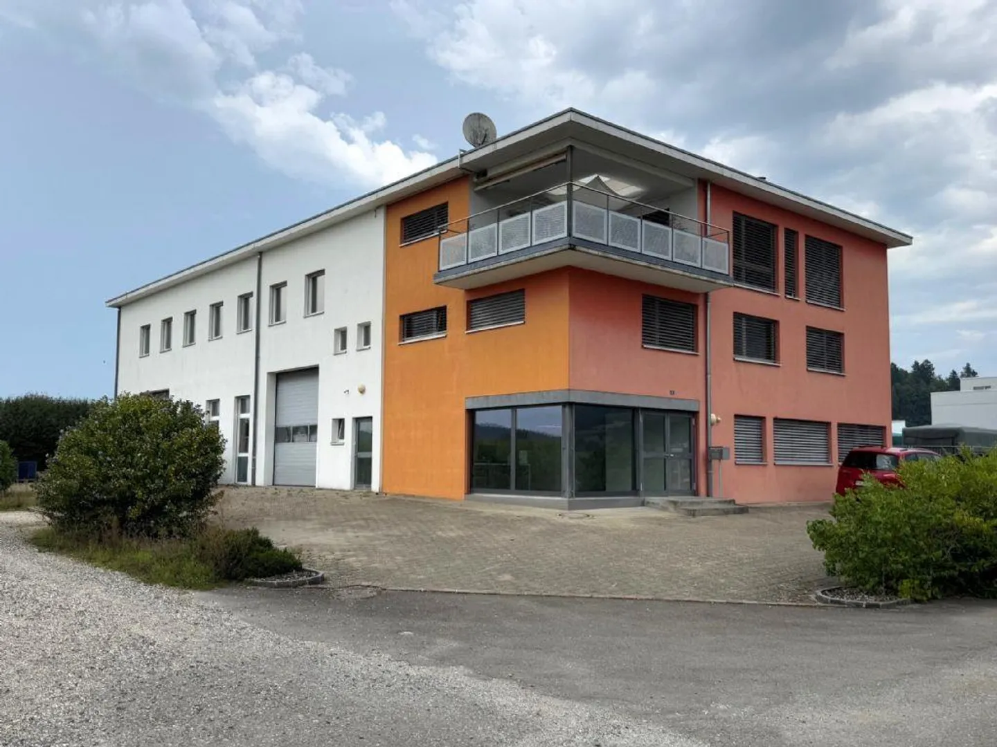 Spazi commerciali e industriali | Sviluppo di alta qualità | Luminoso e ben collegato - Foto 2 di 10