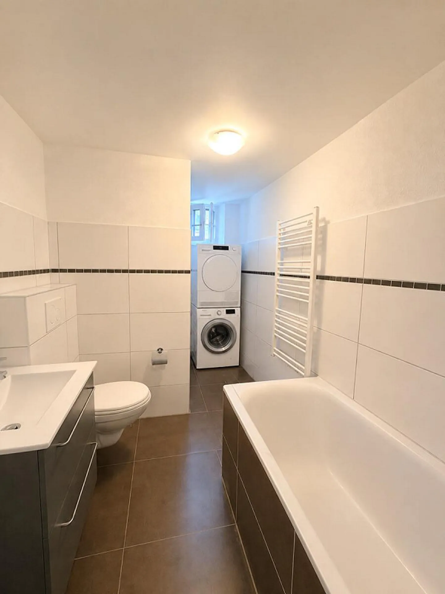 Appartement central de 3,5 pièces au rez-de-chaussée surélevé avec grand balcon - Photo 1 sur 7