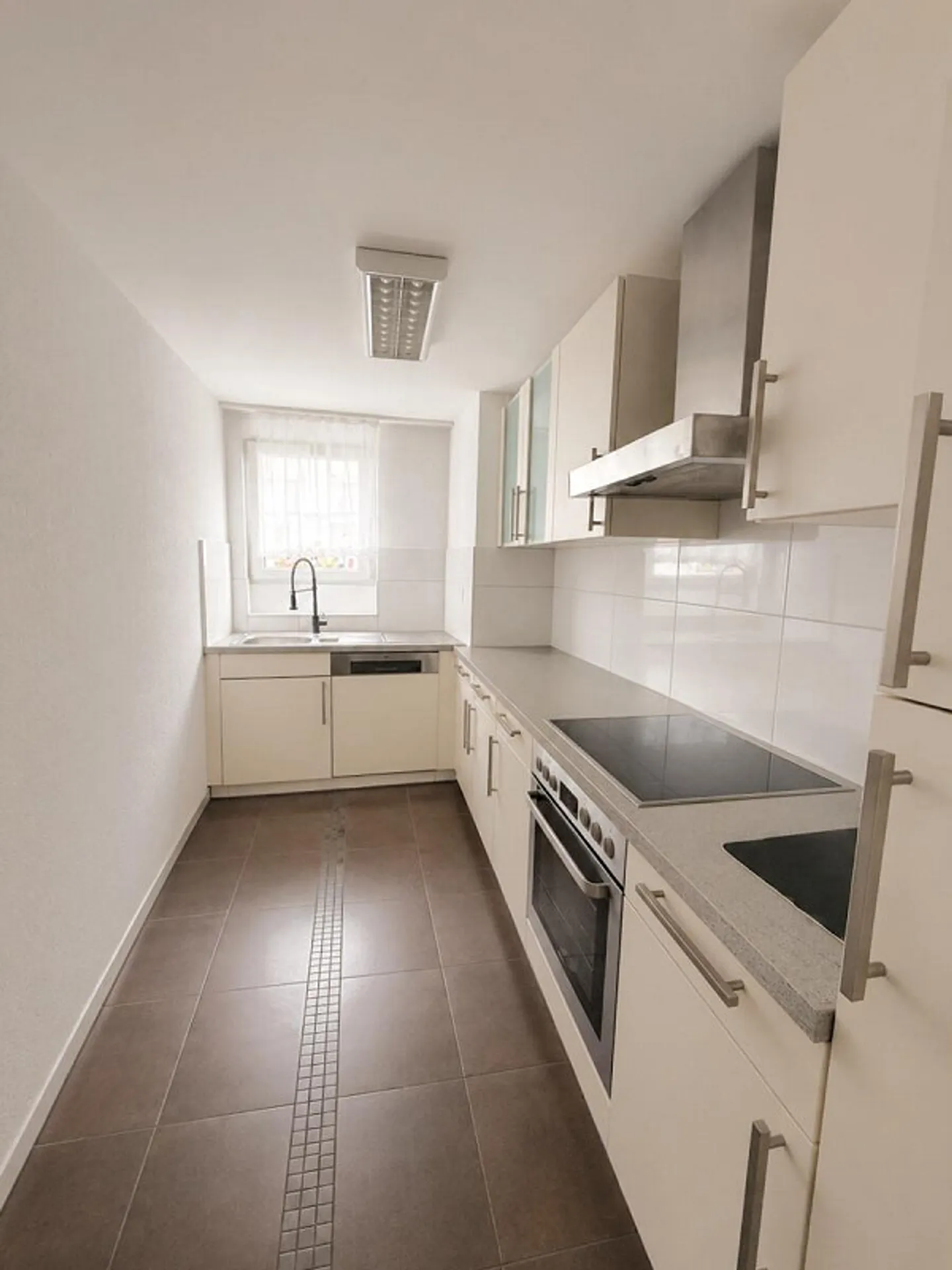 Appartement central de 3,5 pièces au rez-de-chaussée surélevé avec grand balcon - Photo 3 sur 7