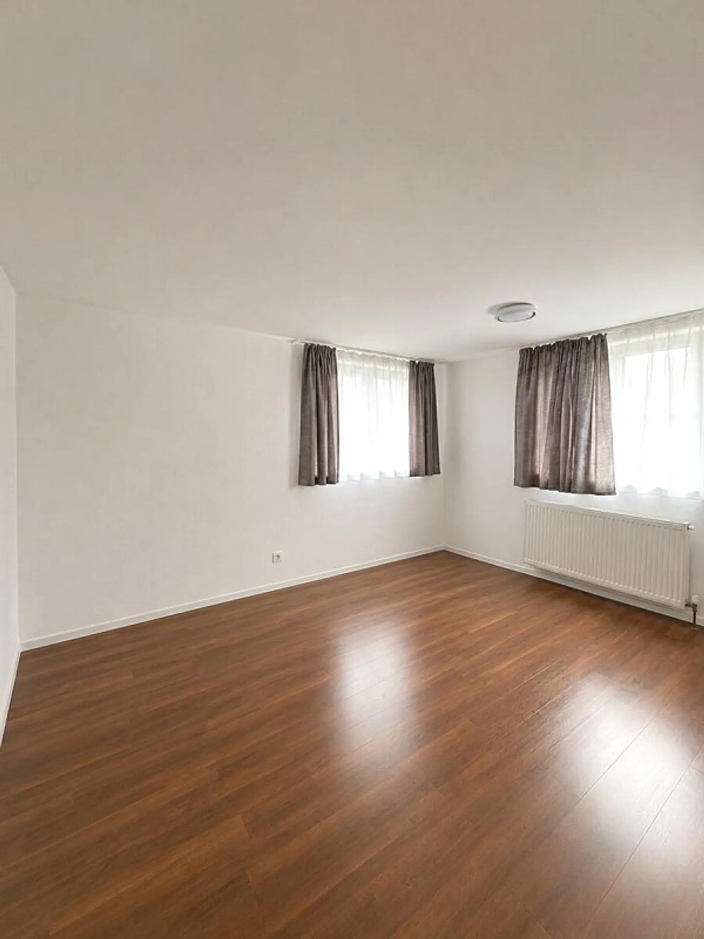 Appartement central de 3,5 pièces au rez-de-chaussée surélevé avec grand balcon - Photo 4 sur 7