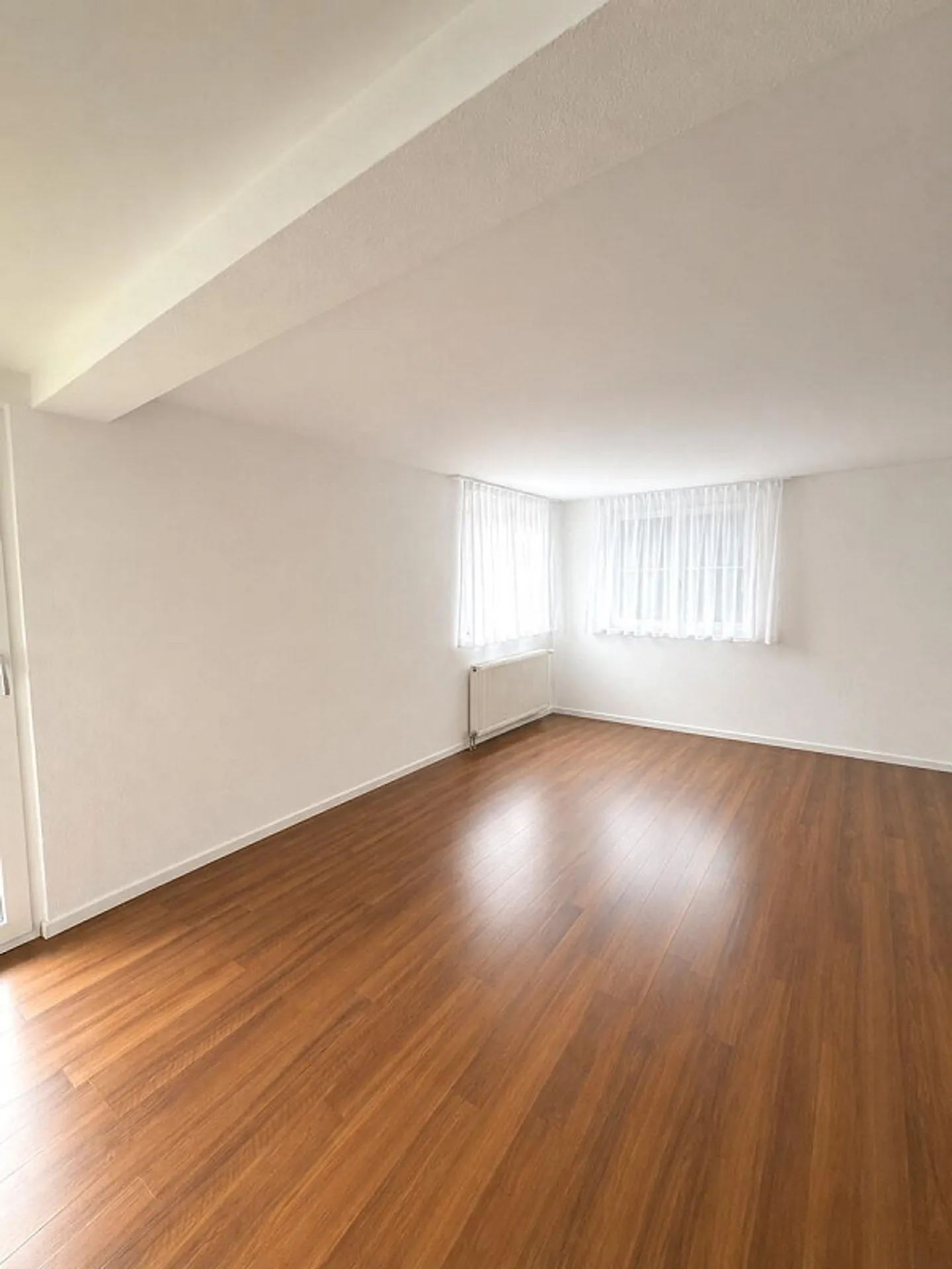 Appartement central de 3,5 pièces au rez-de-chaussée surélevé avec grand balcon - Photo 5 sur 7