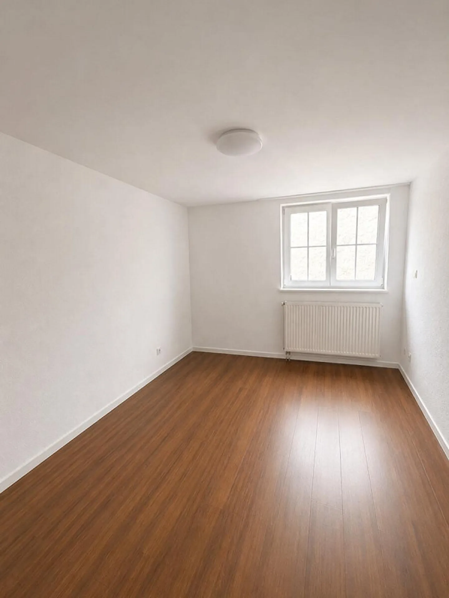 Appartement central de 3,5 pièces au rez-de-chaussée surélevé avec grand balcon - Photo 2 sur 7