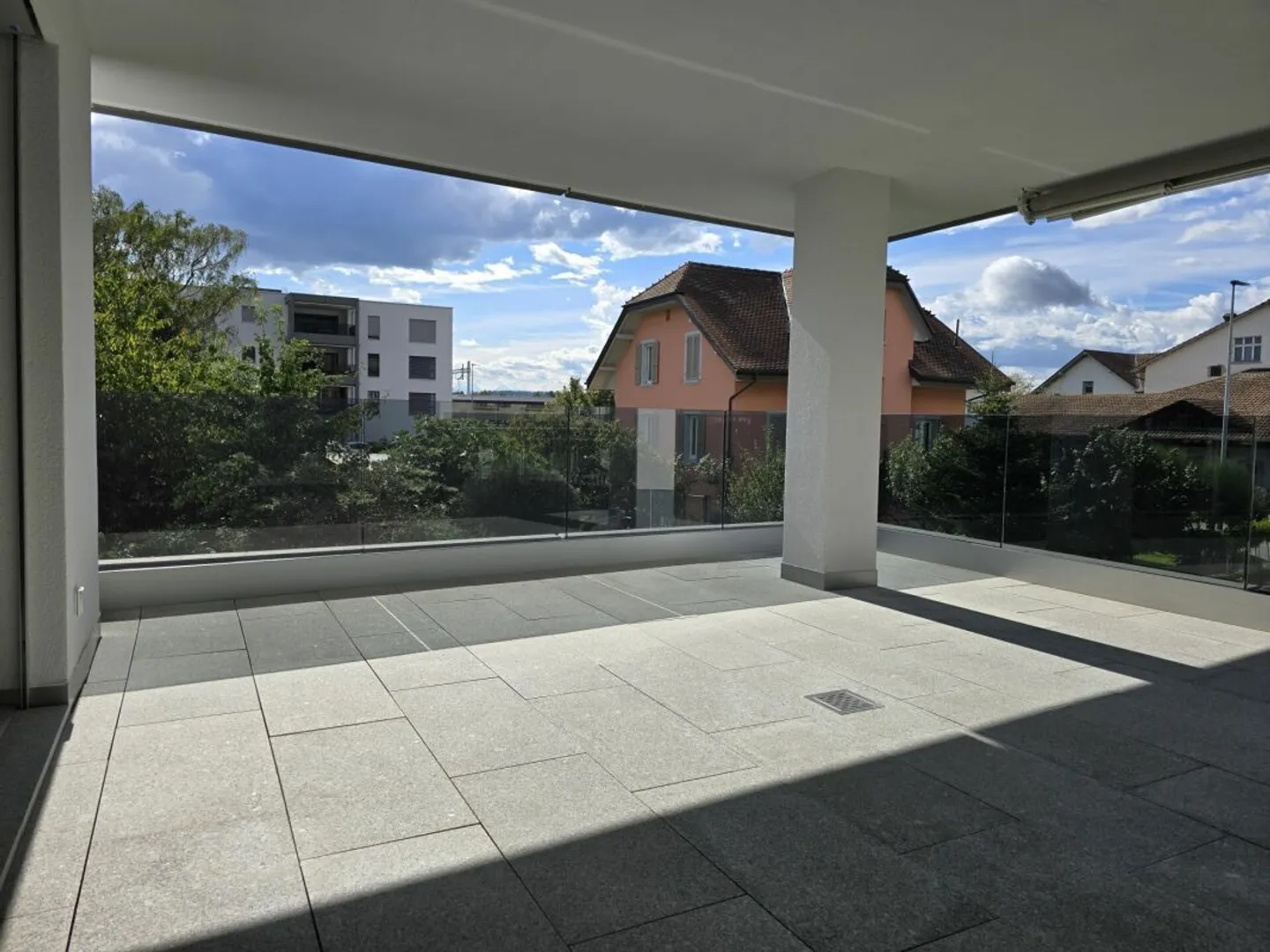 Bright, modern apartment with excellent transport connections - Photo 2 of 17
