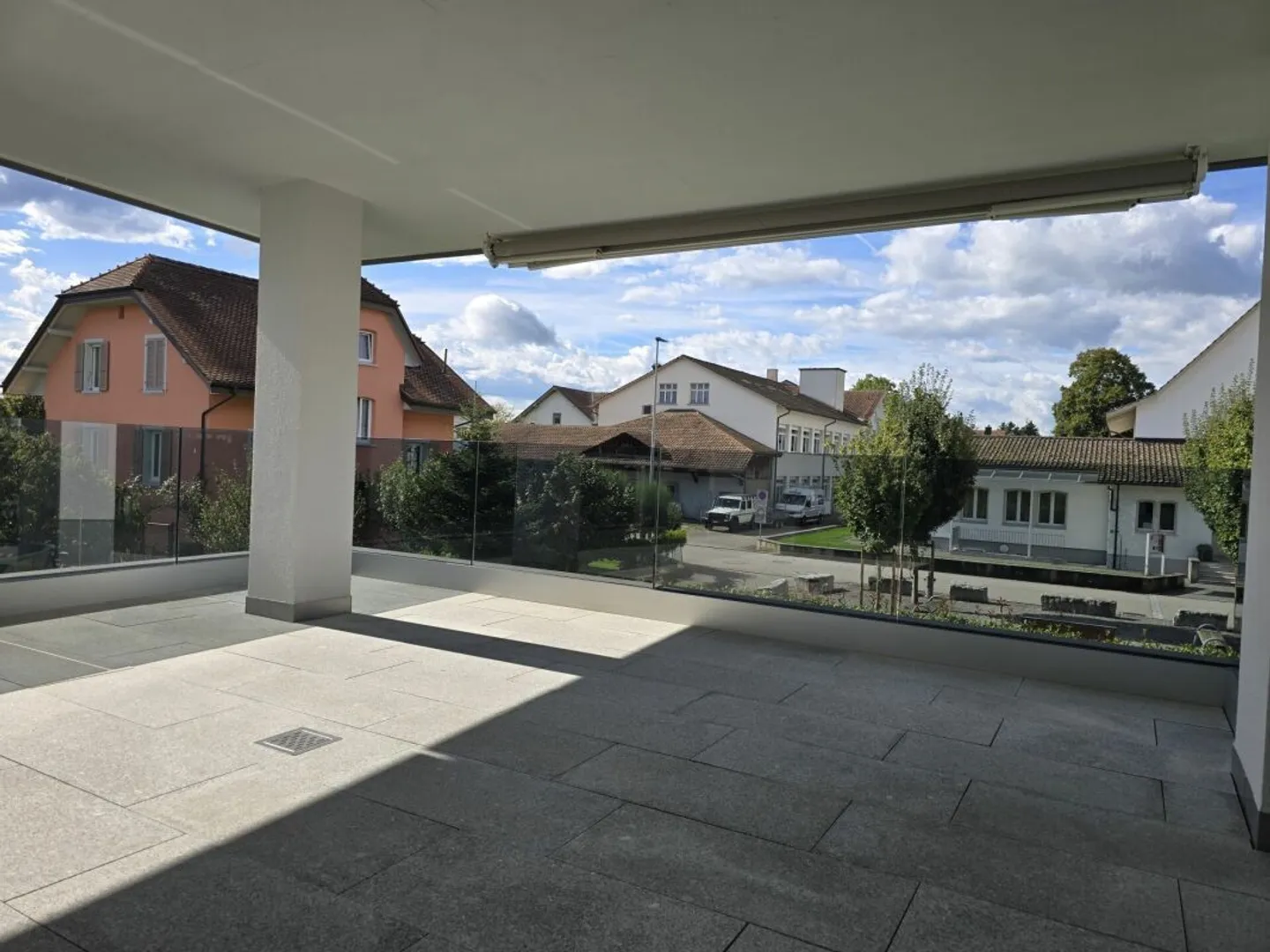Bright, modern apartment with excellent transport connections - Photo 3 of 17