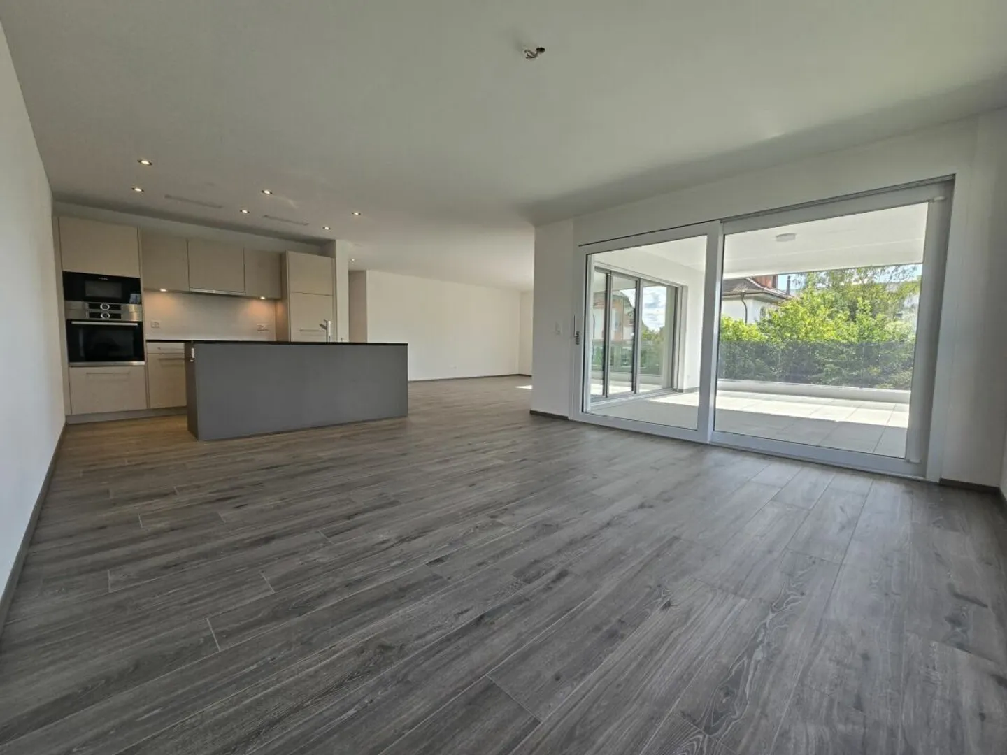 Bright, modern apartment with excellent transport connections - Photo 1 of 17