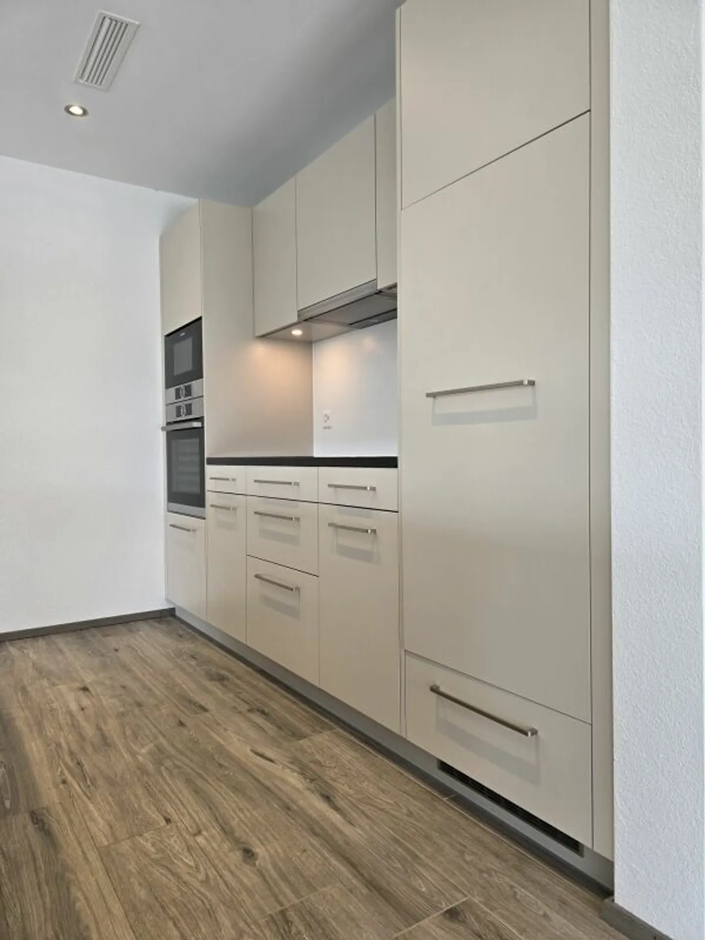 Bright, modern apartment with excellent transport connections - Photo 5 of 17