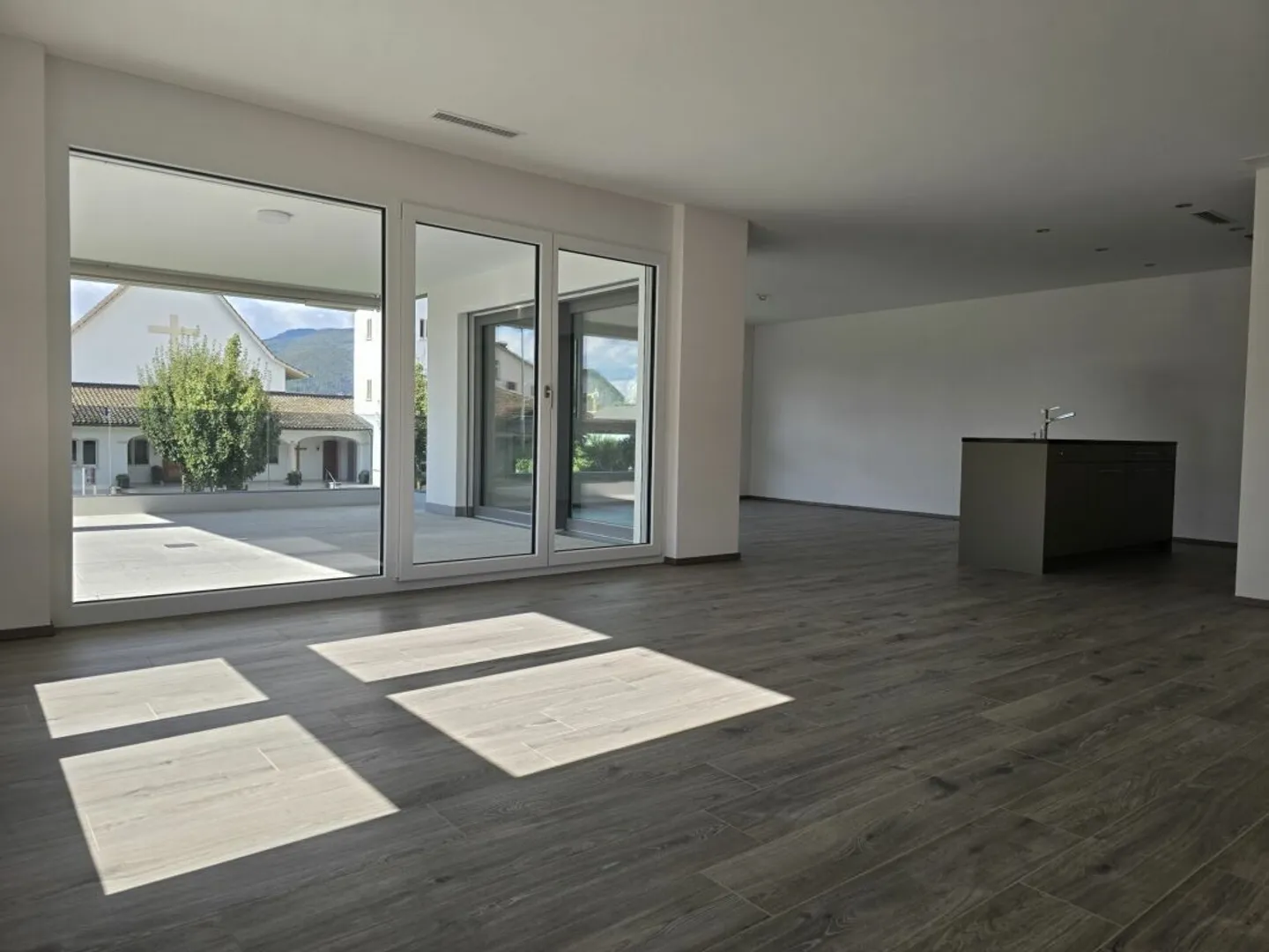 Bright, modern apartment with excellent transport connections - Photo 6 of 17