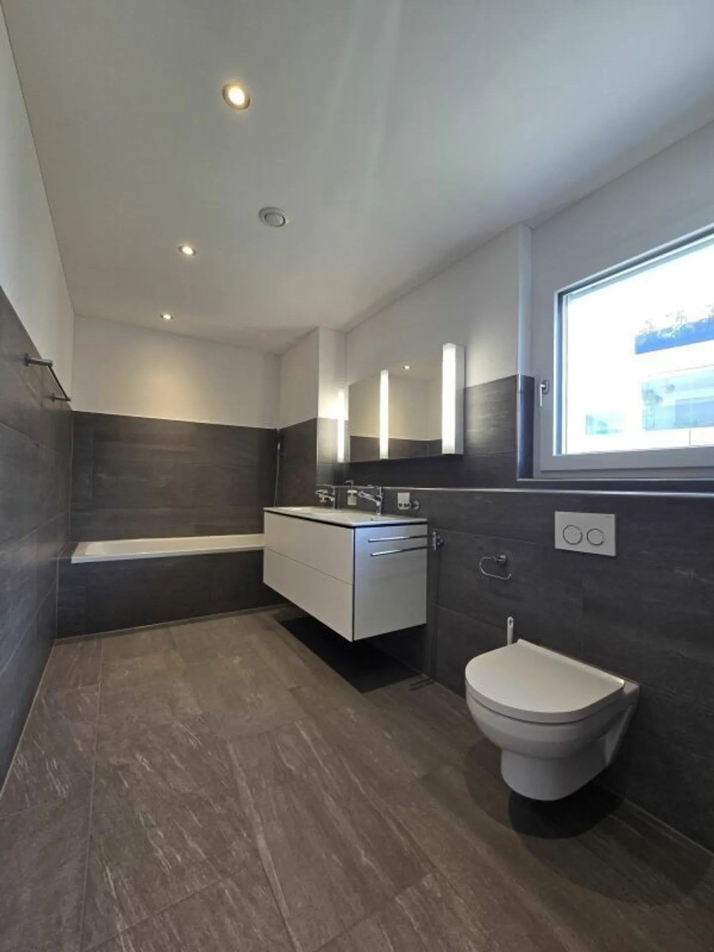 Bright, modern apartment with excellent transport connections - Photo 14 of 17