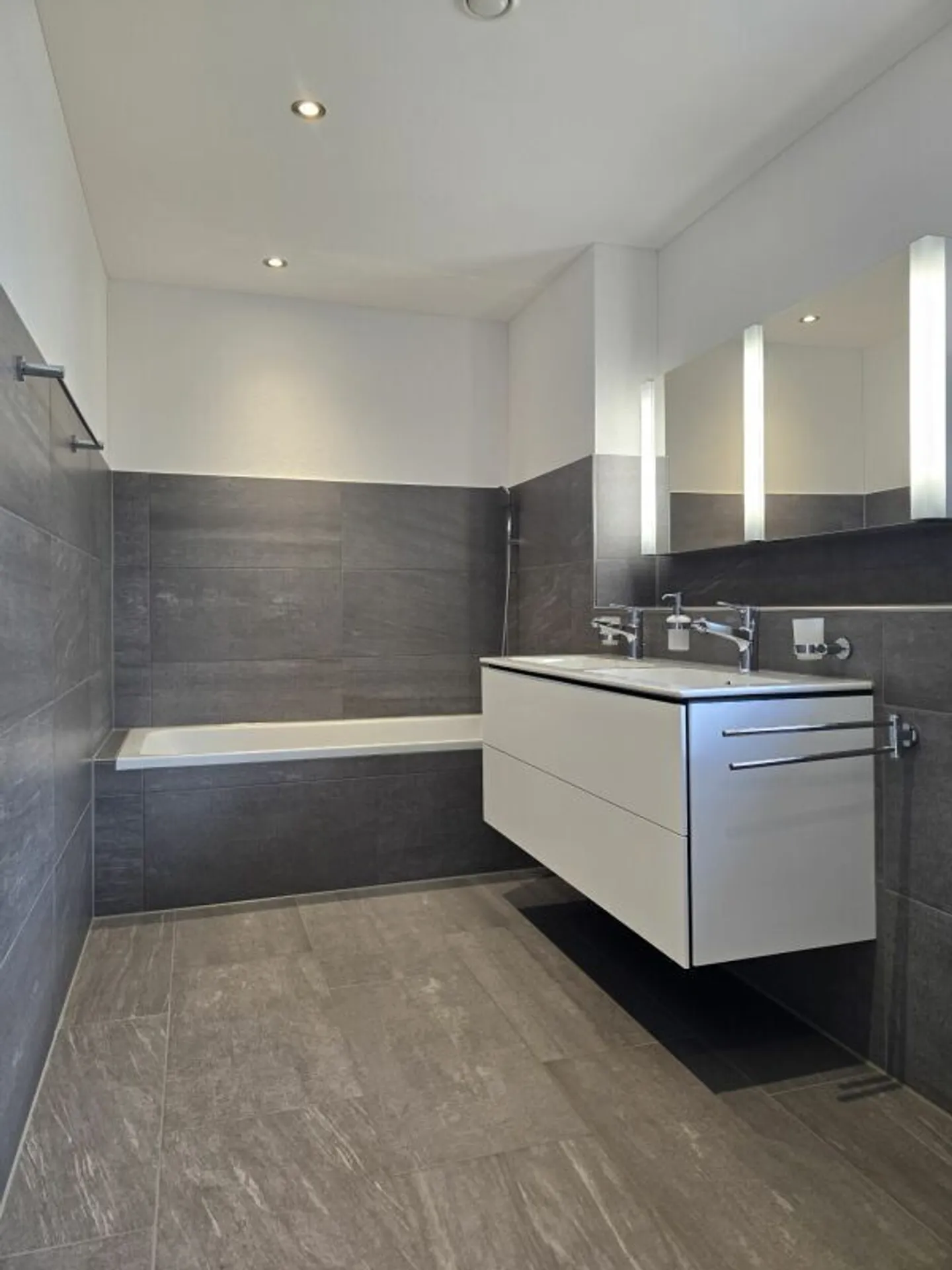 Bright, modern apartment with excellent transport connections - Photo 15 of 17