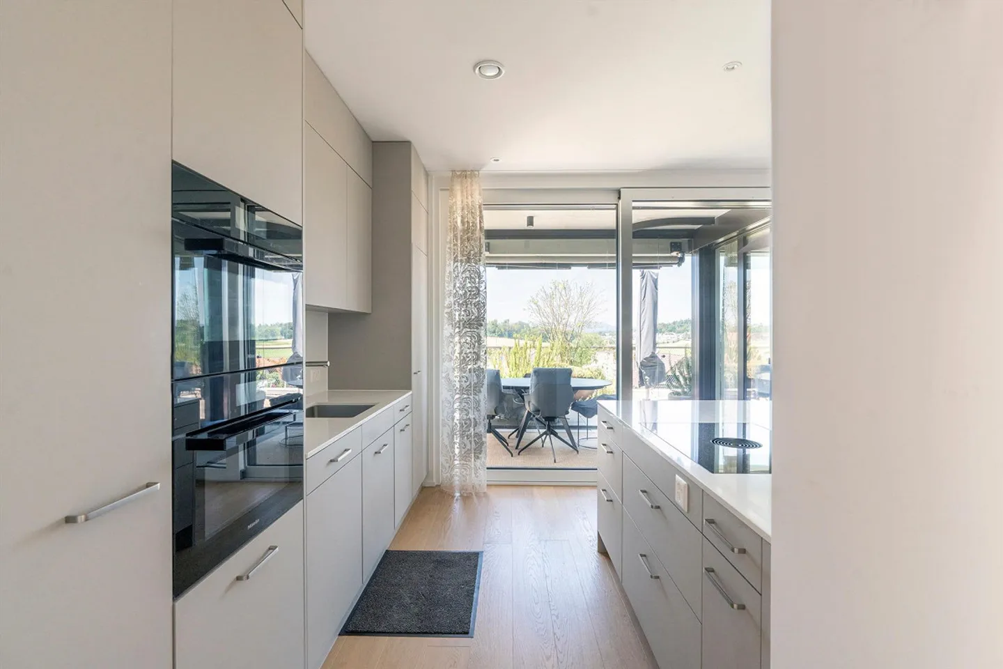 Beautiful 4.5-room penthouse with a view - Photo 4 of 13
