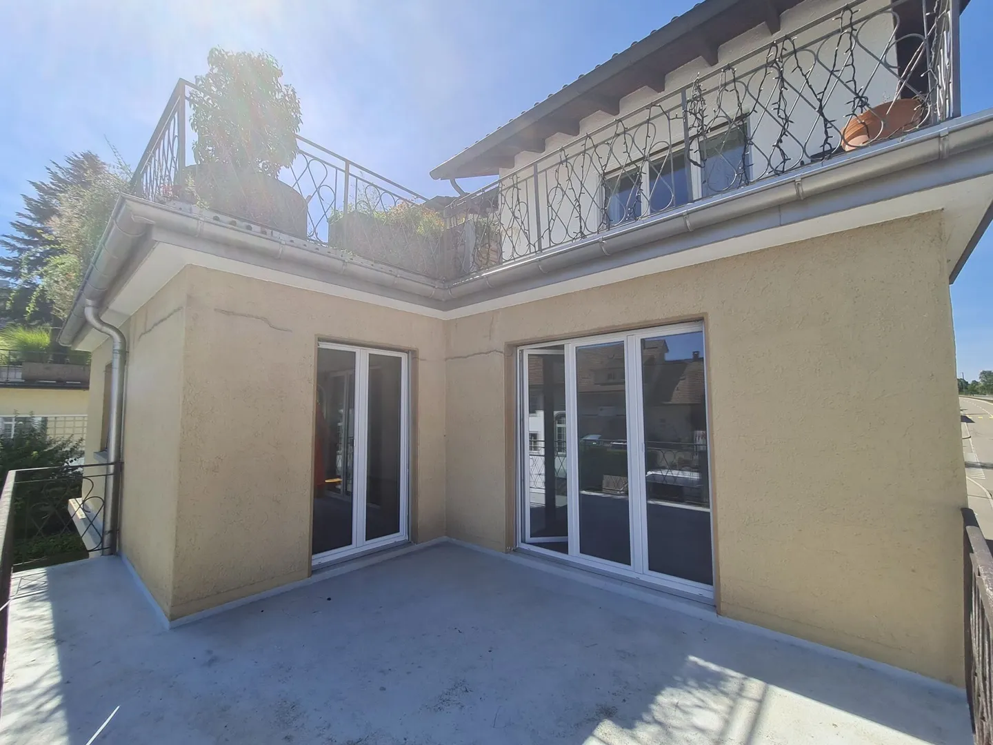 Appartement spacieux avec deux balcons - Photo 2 sur 3