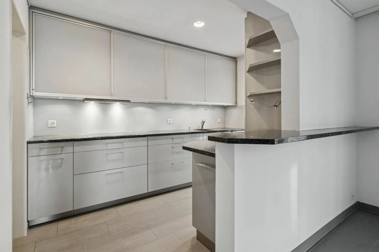 Attractive Apartment in Prime Location! - Photo 5 of 14