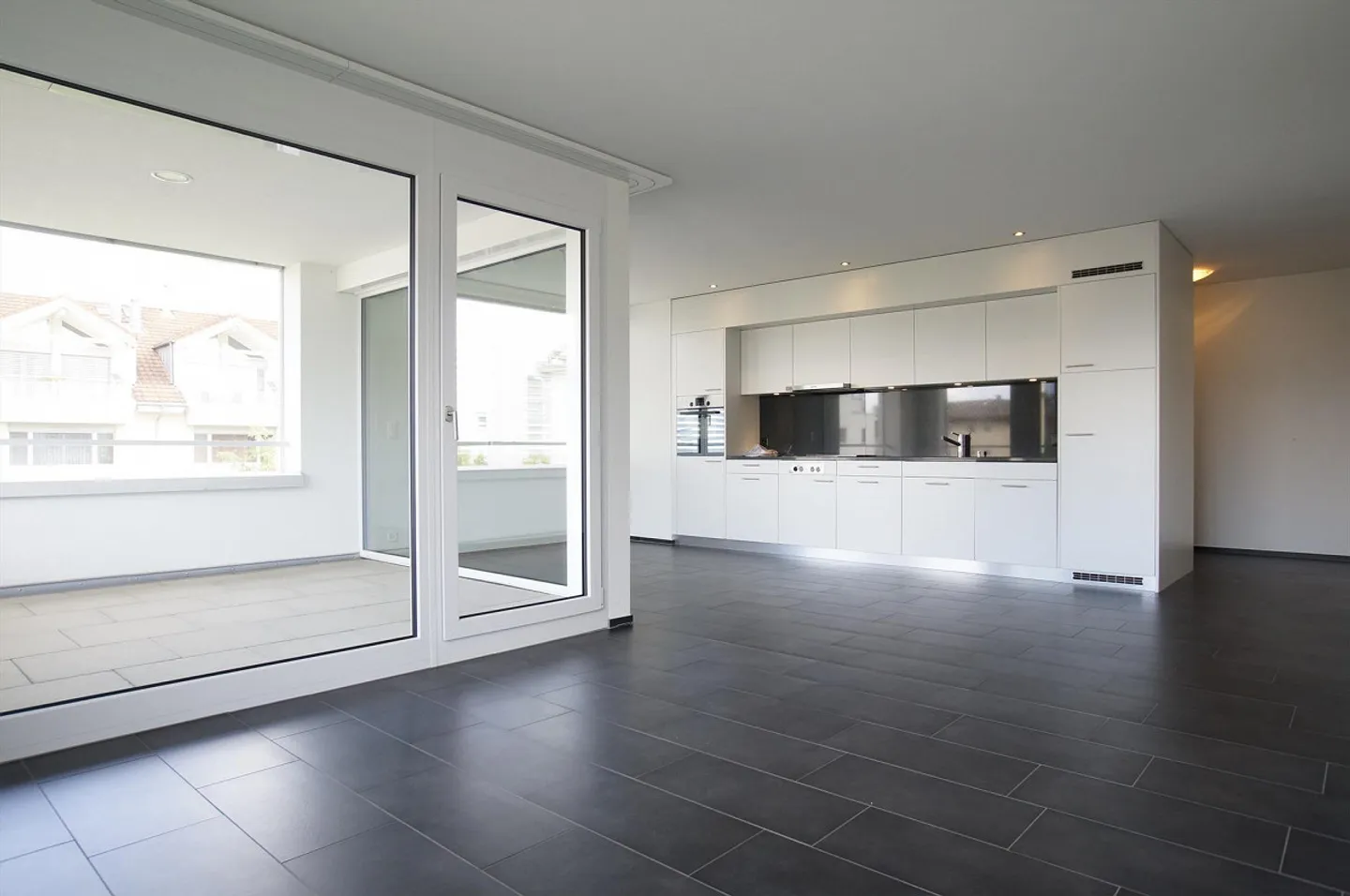 Modern 3.5 room apartment with cozy balcony - Photo 2 of 8