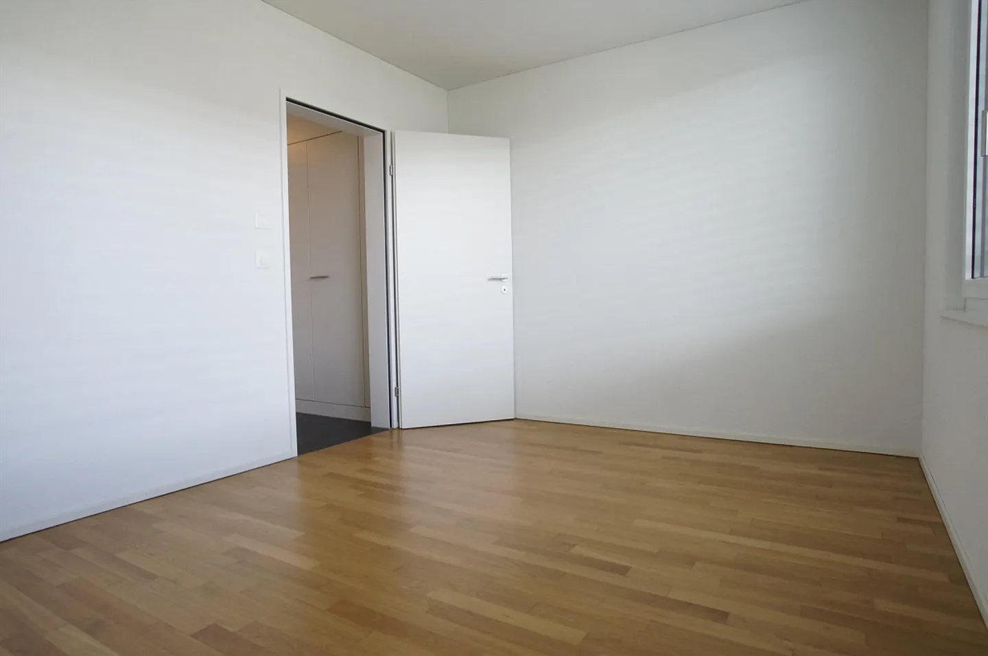 Modern 3.5 room apartment with cozy balcony - Photo 5 of 8