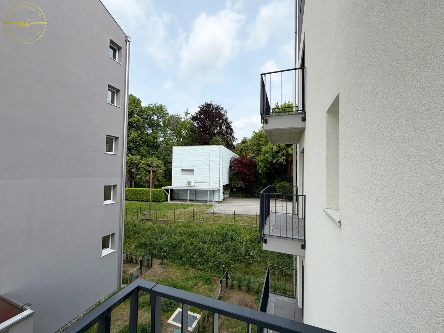 Modern Apartment with Three Balconies - Photo 12 of 13