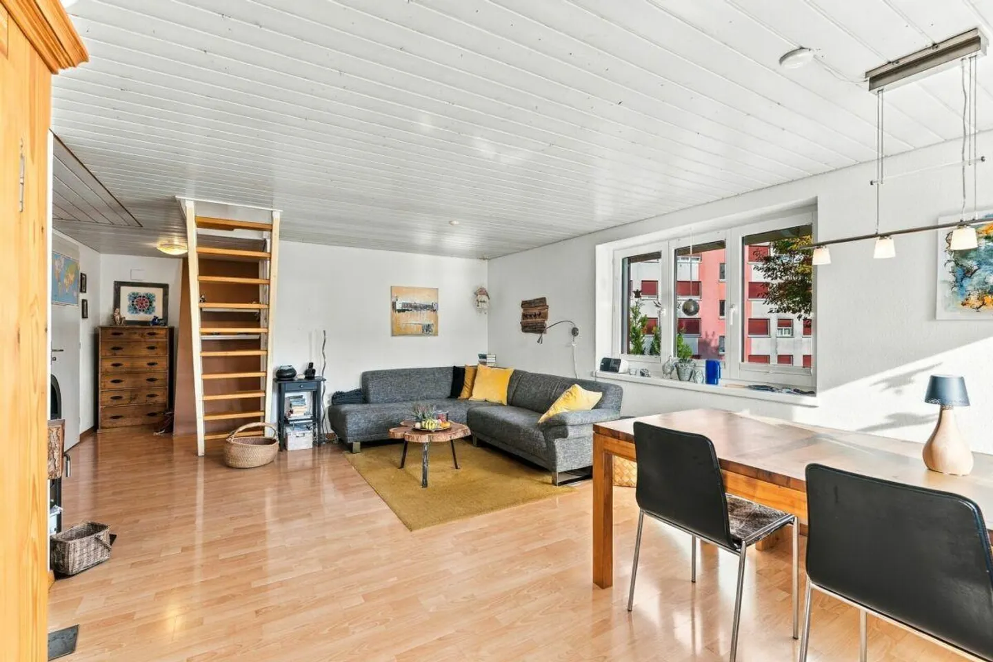 Casa residenziale spaziosa con potenziale di utilizzo versatile! - Foto 7 di 14