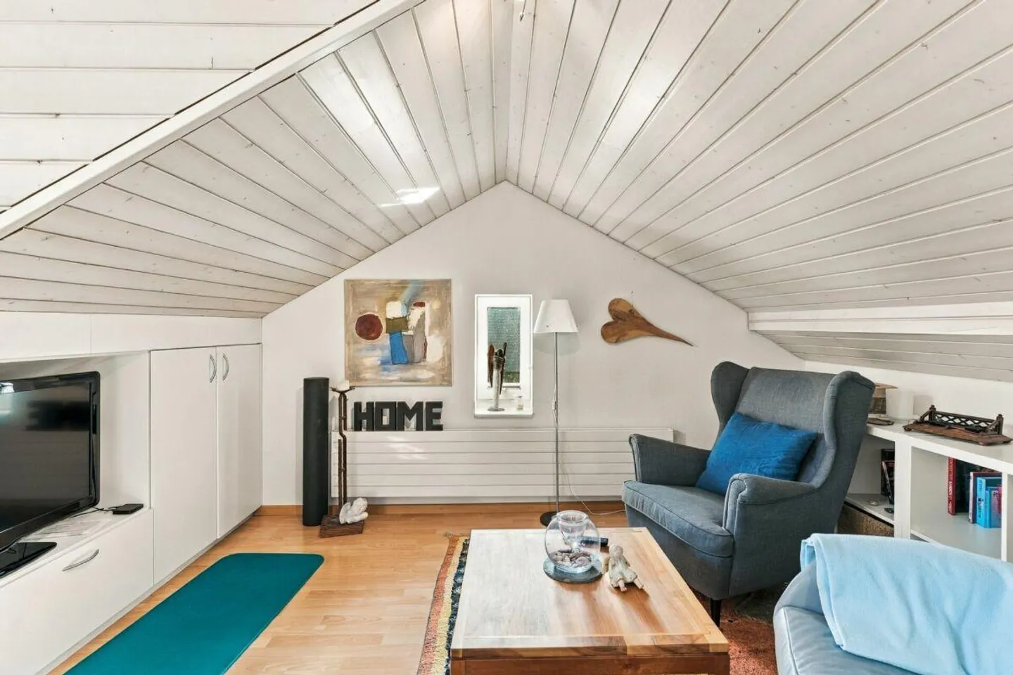 Casa residenziale spaziosa con potenziale di utilizzo versatile! - Foto 10 di 14