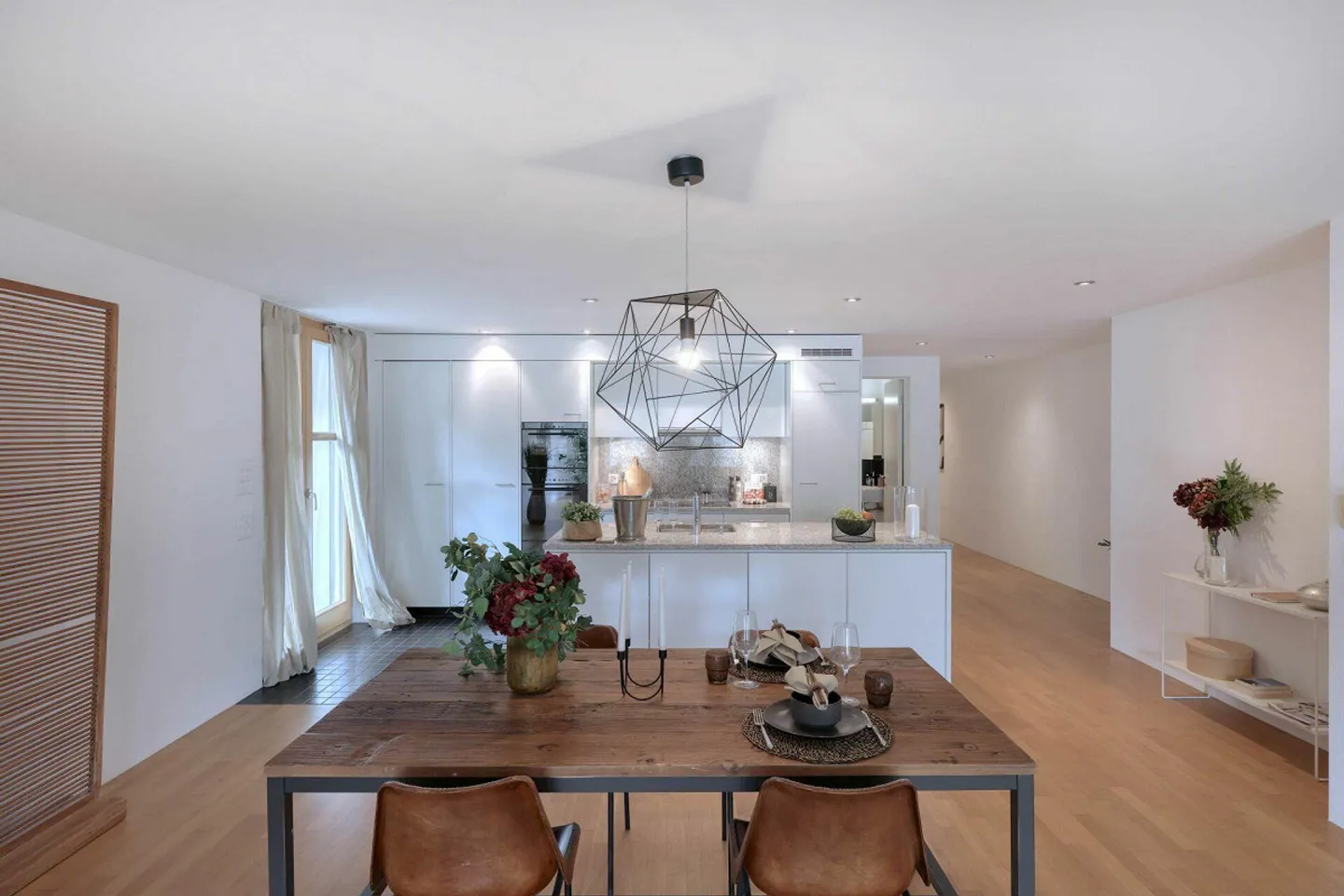 Modern apartment in an ideal location - Photo 4 of 9