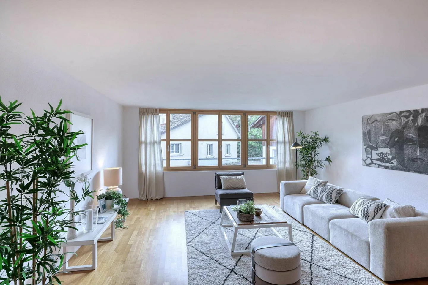 Modern apartment in an ideal location - Photo 3 of 9
