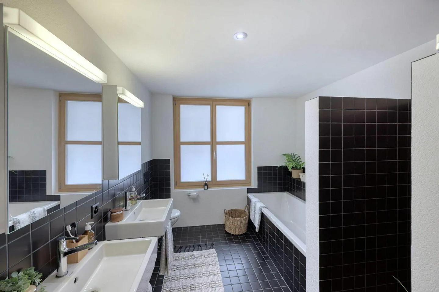Modern apartment in an ideal location - Photo 6 of 9