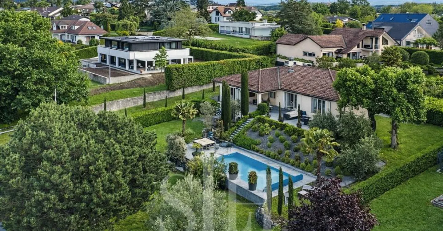 Villa Elegante con Giardino Esotico - Foto 1 di 10