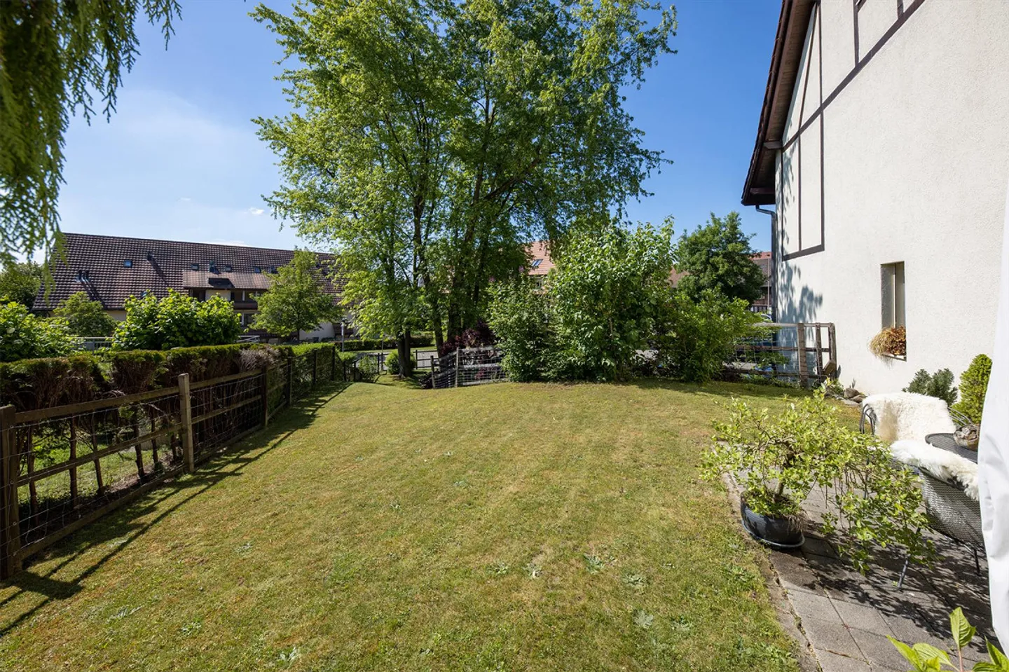 Vivere nel verde: Incantevole casa unifamiliare di 5,5 stanze - Foto 3 di 14
