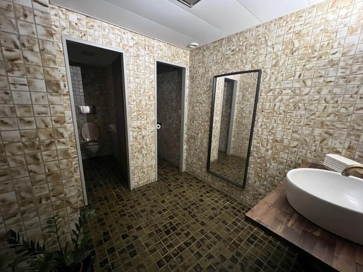 Ristorante di quartiere con spazi di stoccaggio e garage sotterraneo esclusivo con 1... - Foto 3 di 7