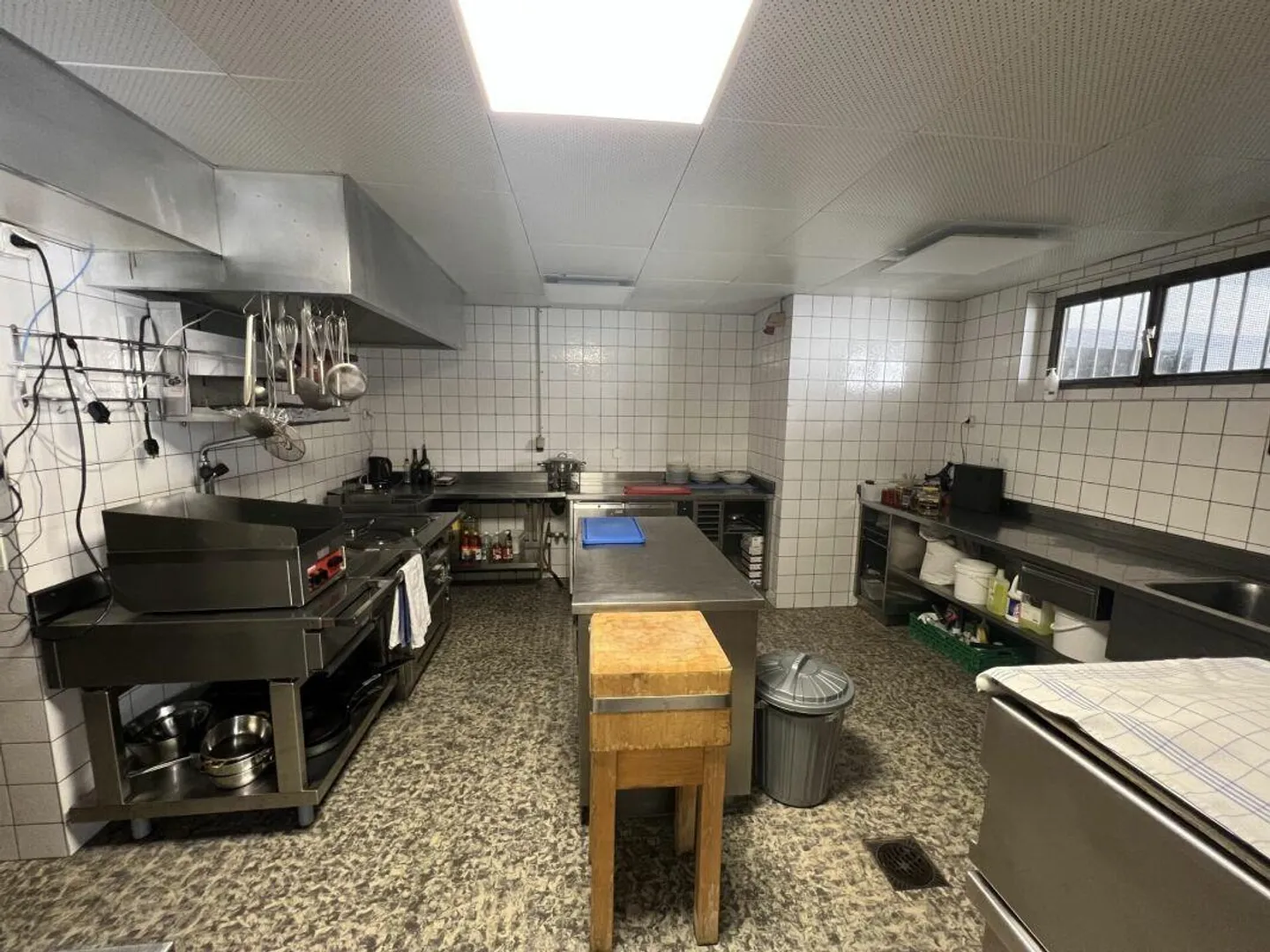 Ristorante di quartiere con spazi di stoccaggio e garage sotterraneo esclusivo con 1... - Foto 4 di 7