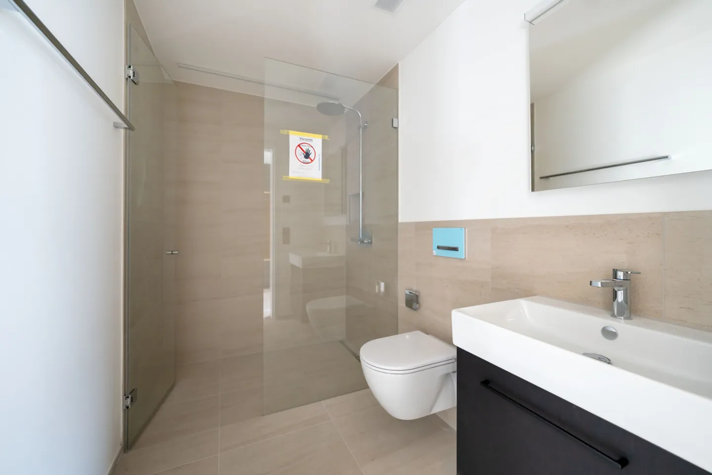 Modern studio with high-quality finish and two seating areas - Photo 6 of 7