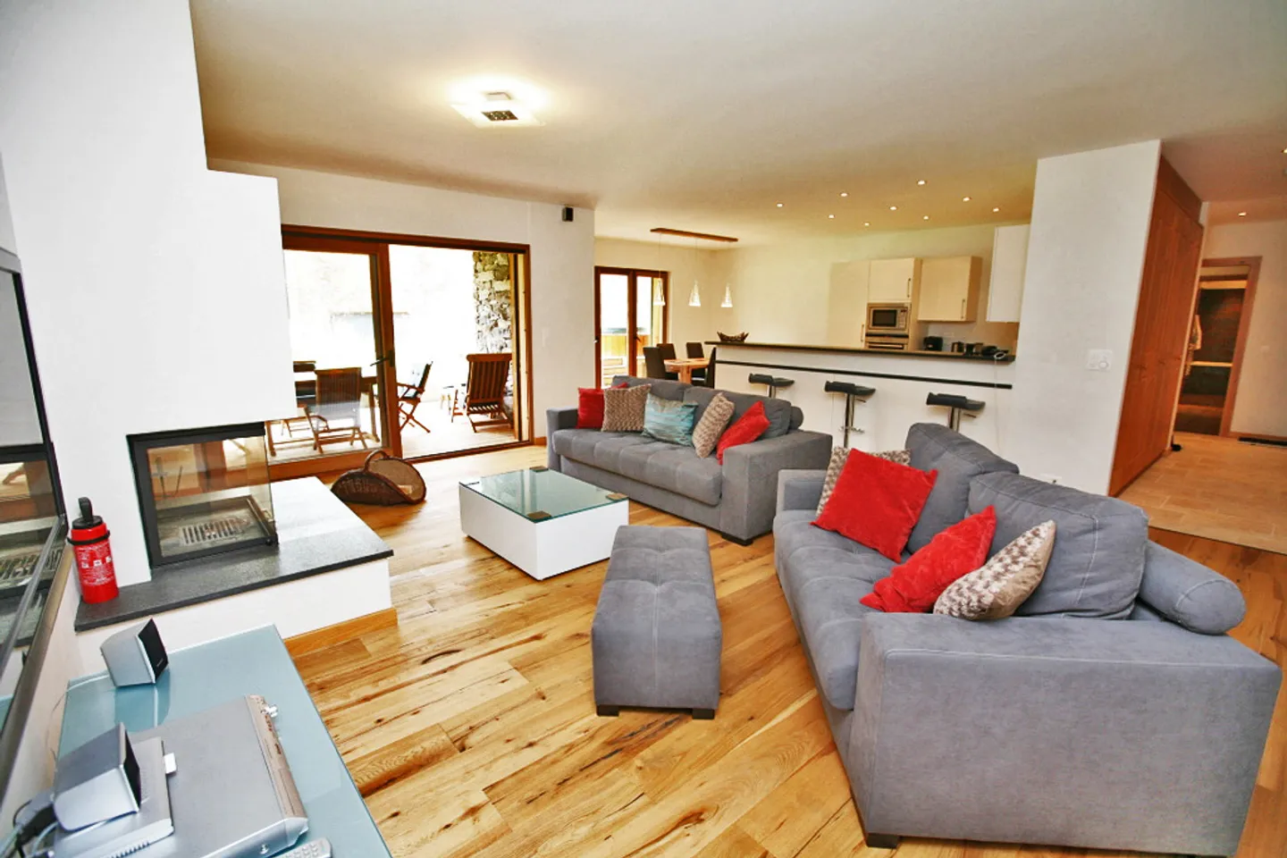 Slendide appartement au coeur de Champéry, village traditionnel des Alpes suisses, et du très renommé domaine des Portes du Soleil. Ce vaste et luxueux appartement propose de magnifiques vues impre … - Photo 2 sur 9