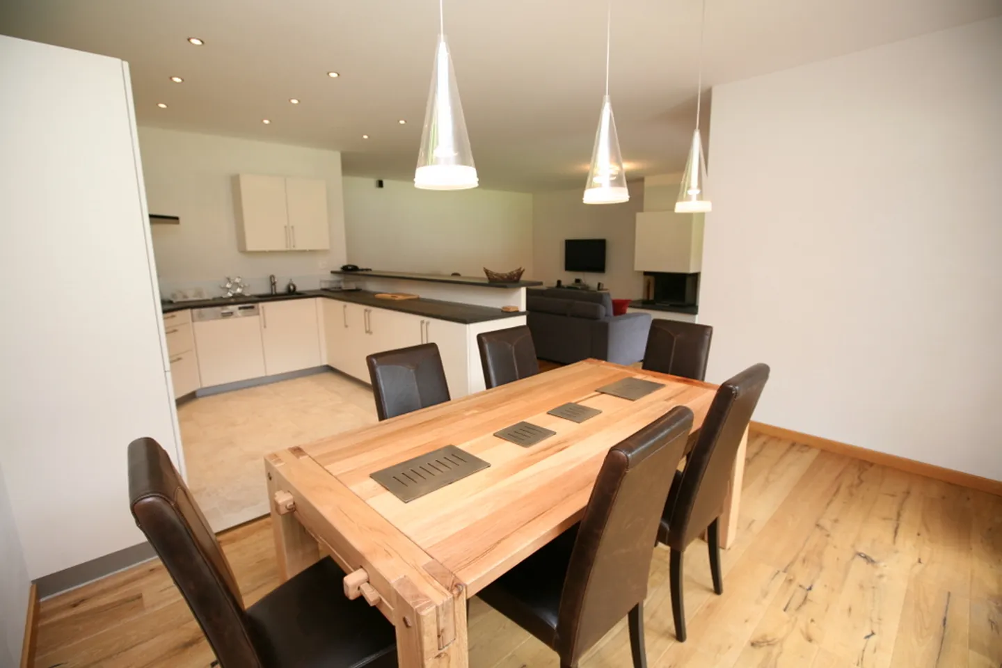 Slendide appartement au coeur de Champéry, village traditionnel des Alpes suisses, et du très renommé domaine des Portes du Soleil. Ce vaste et luxueux appartement propose de magnifiques vues impre … - Photo 6 sur 9